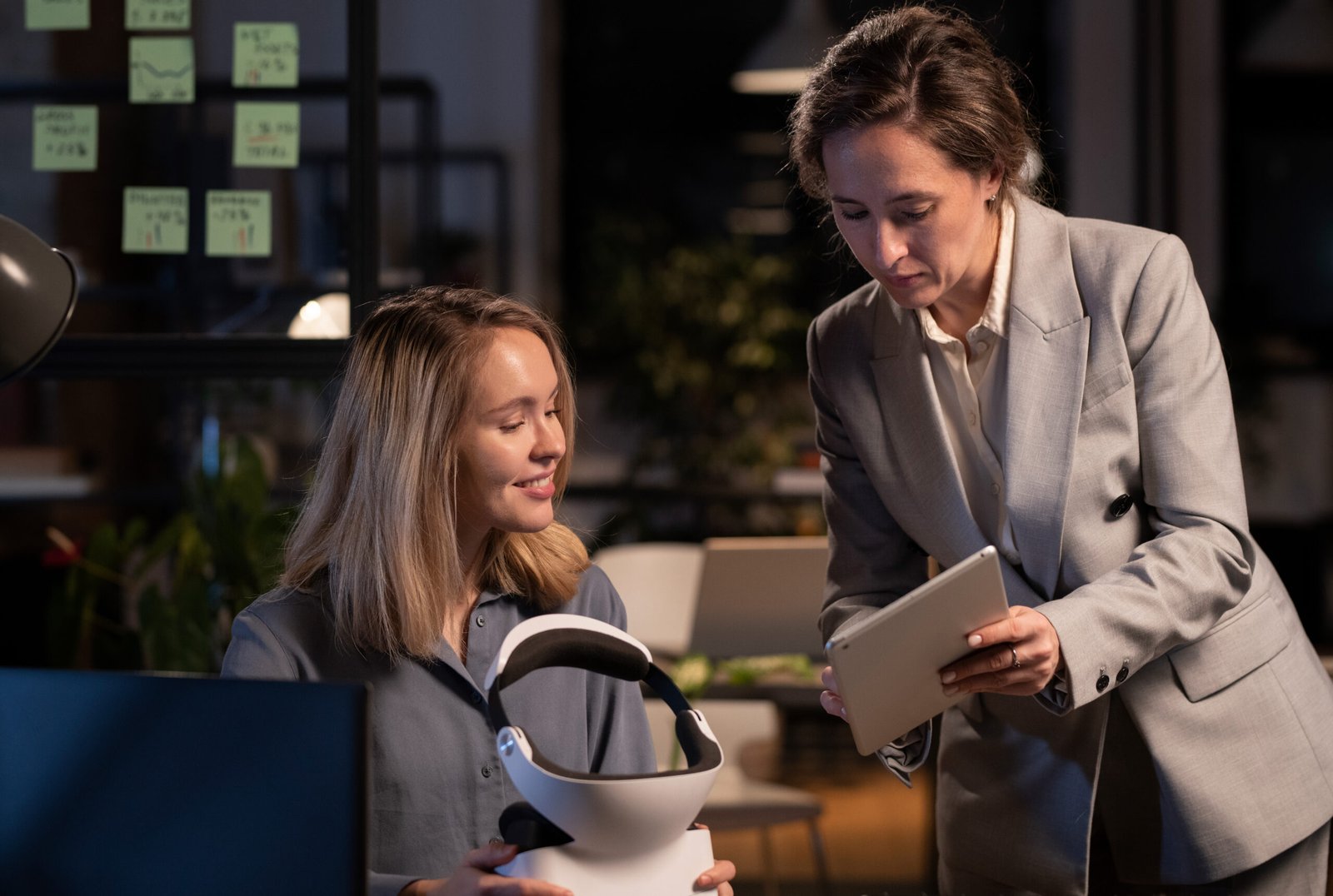women-testing-vr-glasses